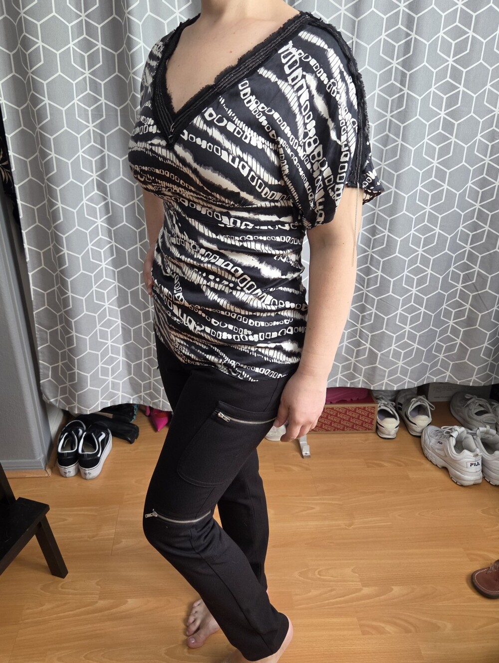 Cache Black & White V-Neck Patterned Women's Top